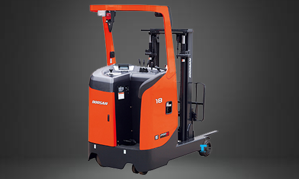 Xe nâng điện reach truck 1.8 tấn đứng lái Doosan nhập khẩu Hàn Quốc